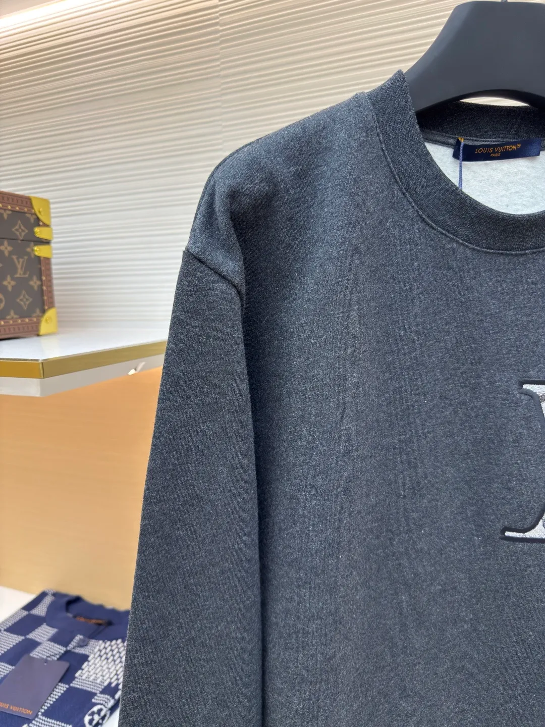 LOUIS VUITTON Sleeve Pocket Pullover Sweatshirt ●Authentic product: 10200 purchased and developed ●Item number: 1680291-A85 ●Fabric: double-ply cotton sweatshirt fabric ●Technology: embroidery production ●Version: fitted version ●Weight: about 590 grams ●Size: XS-S-M-L ●Description: The fabric is made of 32s double-ply cotton sweatshirt fabric. Y version of the yarn color was purchased. Special dark gray cotton yarn was ordered and spun to make cotton yarn. The gray fabric was woven in a large circle. After the gray fabric was washed and shaped, the base fabric was made of fleece and shearing. It was matched with special yarns on the same surface to make ribbing. The front and back panels were embroidered by Japanese Tajima embroidery machine, flat embroidery and three-dimensional overlapping stitch embroidery. The sleeves were opened with a flat car template machine and the pendant was printed with a three-dimensional silicone color sealing film. The overall wiring is straight and delicate, the fabric is comfortable and soft, and the color is consistent without color difference. It can be matched with the same style to create a fashionable look and control various occasions. Customized accessories, complete with three standards, same style for men and women!
